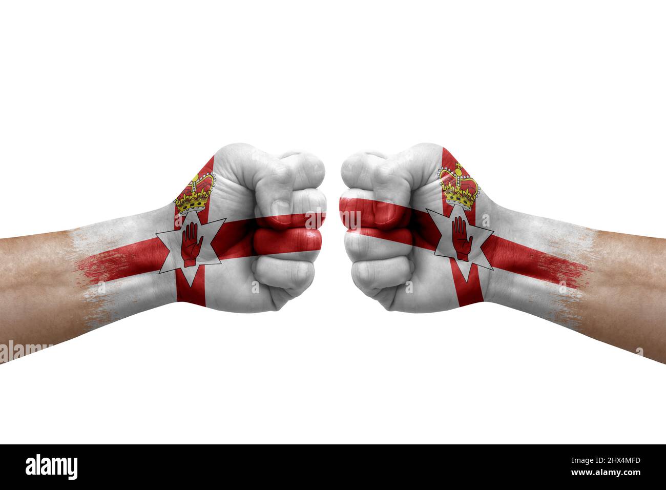 Due mani si pugno l'una all'altra su sfondo bianco. Le bandiere di paese dipinse i pugni, il concetto di crisi di conflitto fra l'irlanda del Nord e l'irlanda Foto Stock