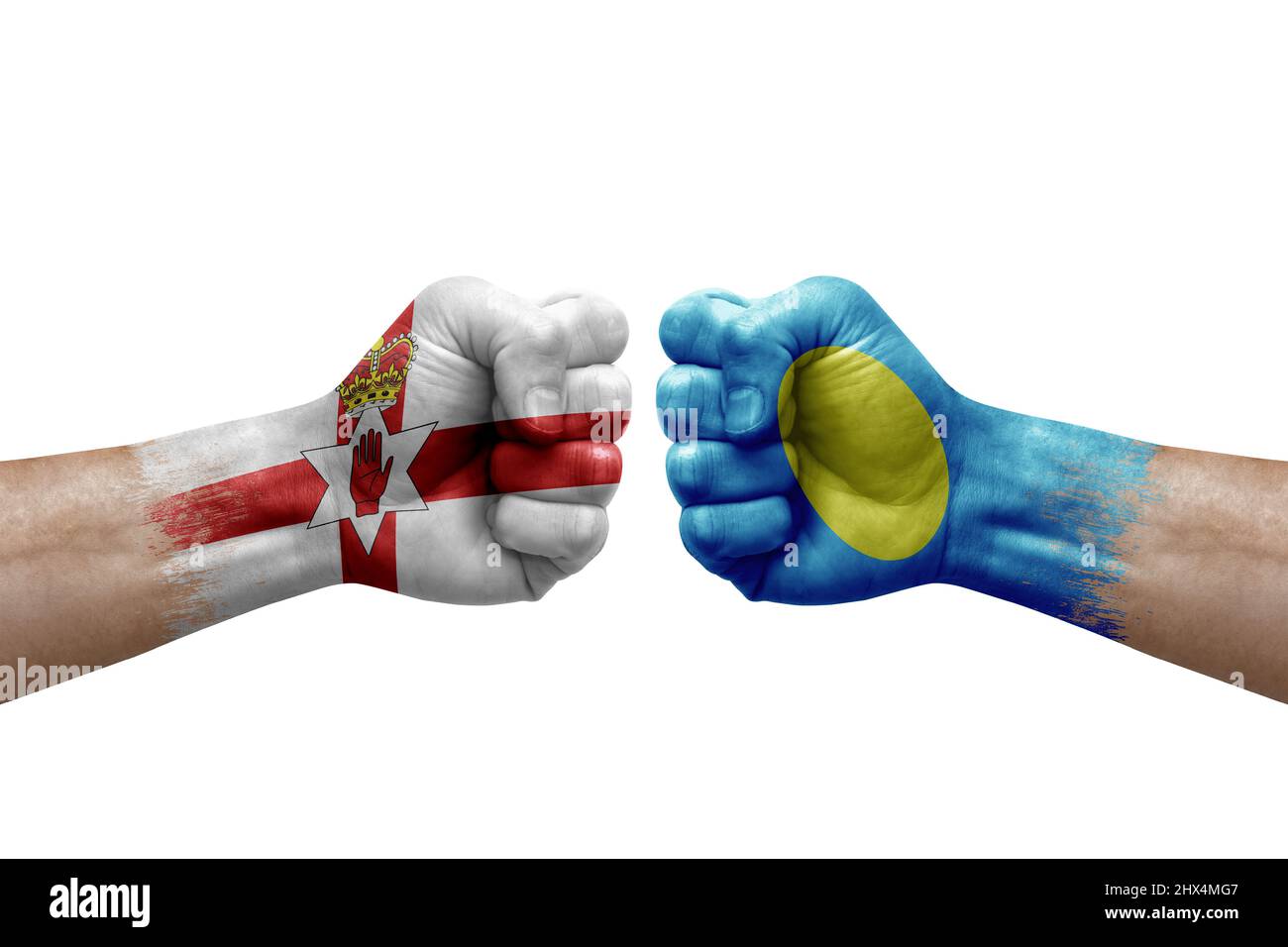 Due mani si pugno l'una all'altra su sfondo bianco. Bandiere di paese dipinte pugni, conflitto concetto di crisi tra l'irlanda del Nord e palau Foto Stock