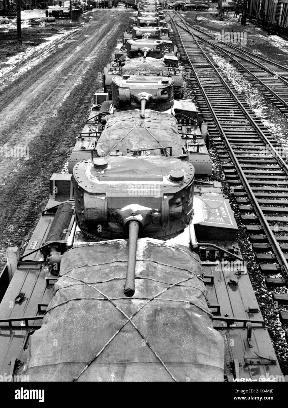 Canadian Tanks bound for Russian Front -- Lungo la linea di carri armati di fanteria costruiti in Canada caricati a bordo di auto piatte lascia i negozi di Angus a Montreal al primo giro del lungo viaggio verso il fronte russo dove contribuiranno a spingere indietro le onde di gelo morso nazisti sui settori di Mosca e Sud. Cento di questi carri armati di fanteria saranno inviati in Russia dal Canada. Ognuno pesa 20 toni e ha una velocità massima di 20 miglia all'ora. Più di 3.500 uomini mantengono l'impianto in funzione giorno e notte, sei giorni alla settimana per mantenere questi mostri in acciaio che fluiscono dalla linea di assemblaggio su una base di produzione di massa. Mar Foto Stock