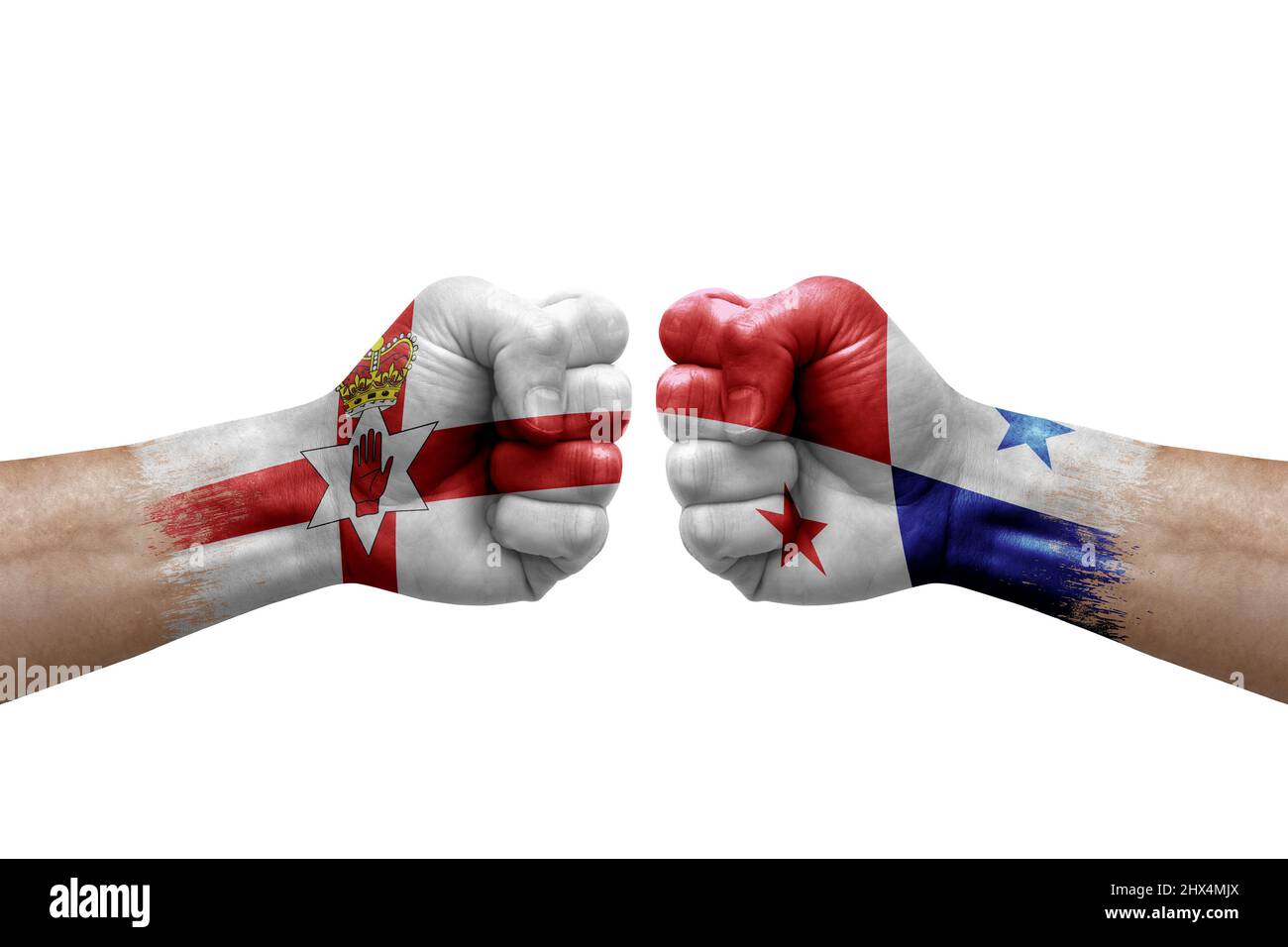 Due mani si pugno l'una all'altra su sfondo bianco. Bandiere di paese dipinte pugni, conflitto concetto di crisi tra l'irlanda del Nord e panama Foto Stock