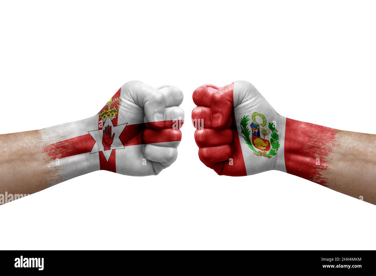 Due mani si pugno l'una all'altra su sfondo bianco. Bandiere di paese dipinte pugni, conflitto concetto di crisi tra l'irlanda del Nord e perù Foto Stock