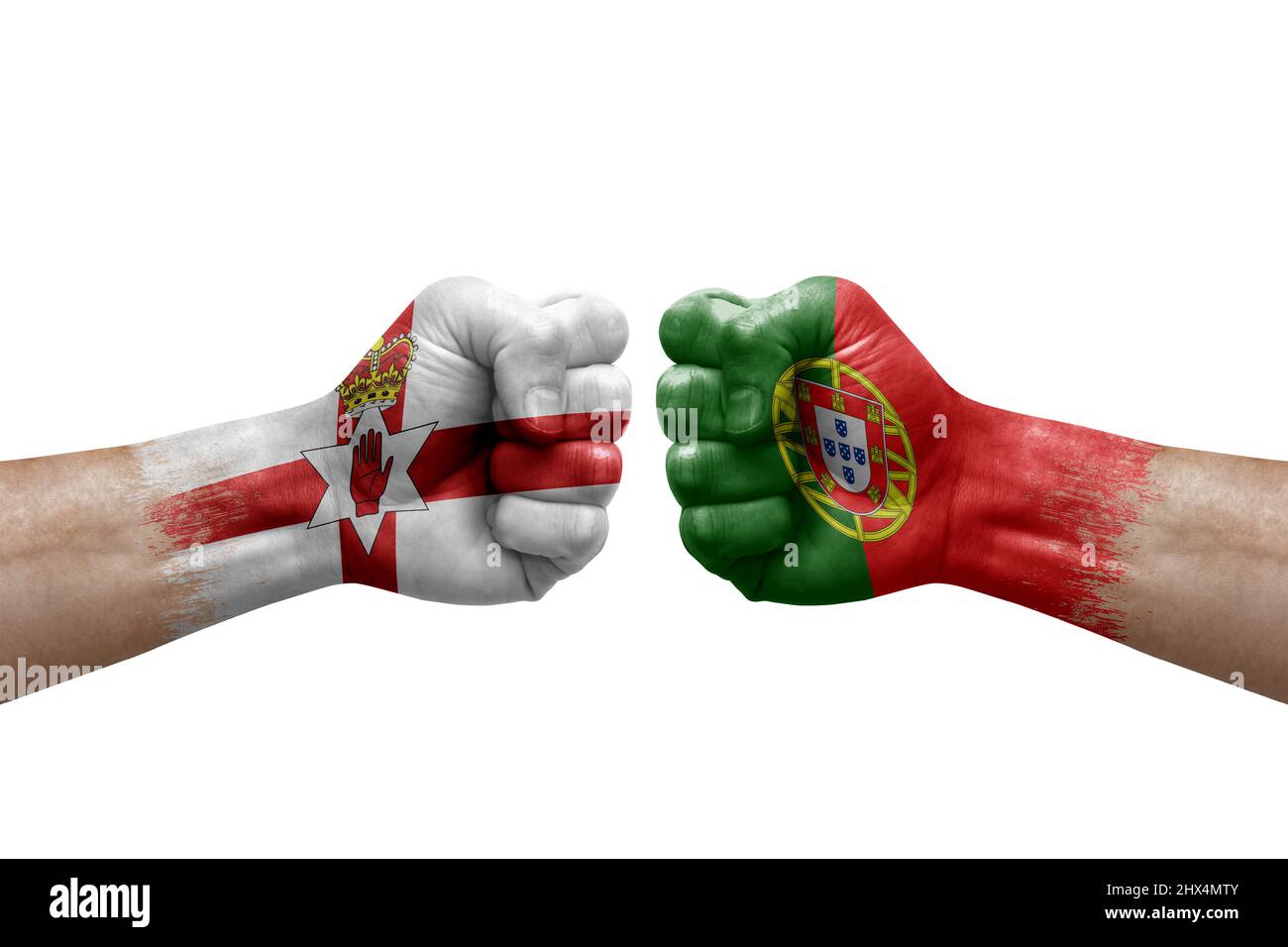 Due mani si pugno l'una all'altra su sfondo bianco. Le bandiere di paese dipinse i pugni, il concetto di crisi di conflitto fra l'irlanda del Nord ed il portogallo Foto Stock