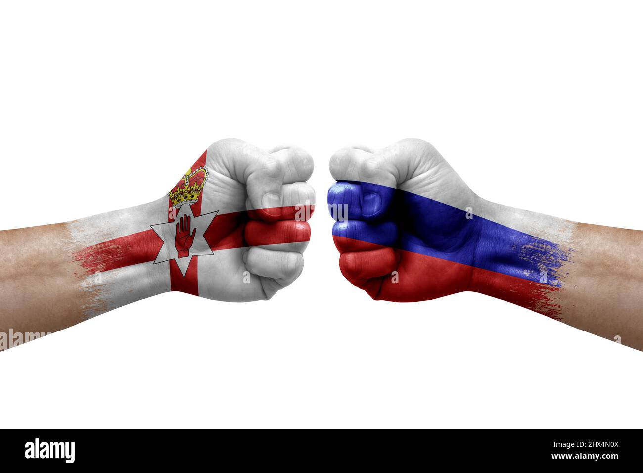 Due mani si pugno l'una all'altra su sfondo bianco. Le bandiere di paese dipinse i pugni, il concetto di crisi di conflitto fra l'irlanda del Nord e la russia Foto Stock