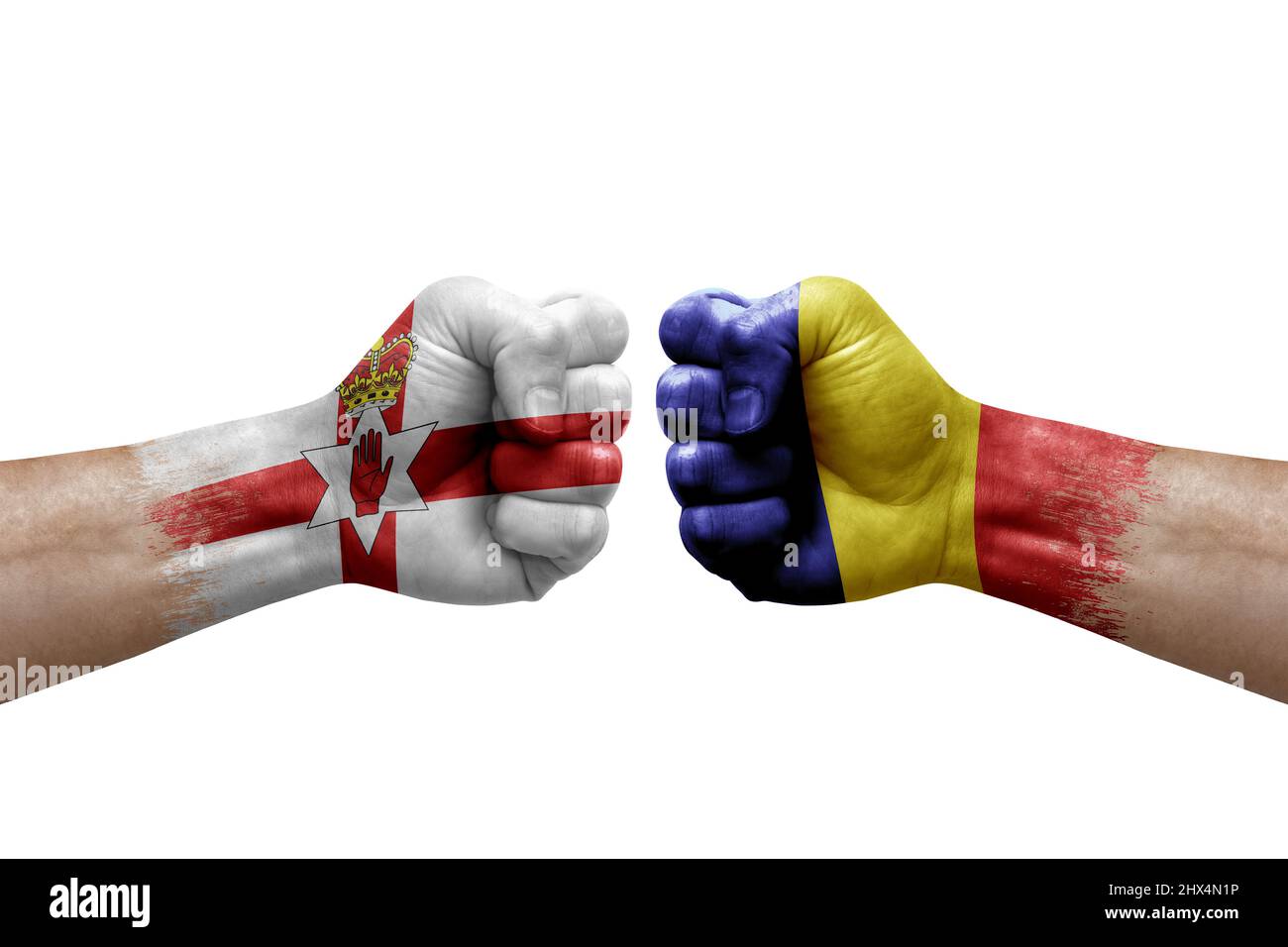 Due mani si pugno l'una all'altra su sfondo bianco. Le bandiere di paese dipinse i pugni, il concetto di crisi di conflitto fra l'irlanda del Nord e la romania Foto Stock