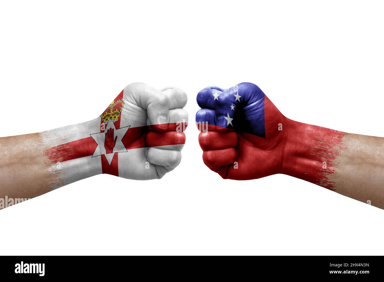 Due mani si pugno l'una all'altra su sfondo bianco. Bandiere di paese dipinte pugni, conflitto concetto di crisi tra l'irlanda del Nord e samoa Foto Stock