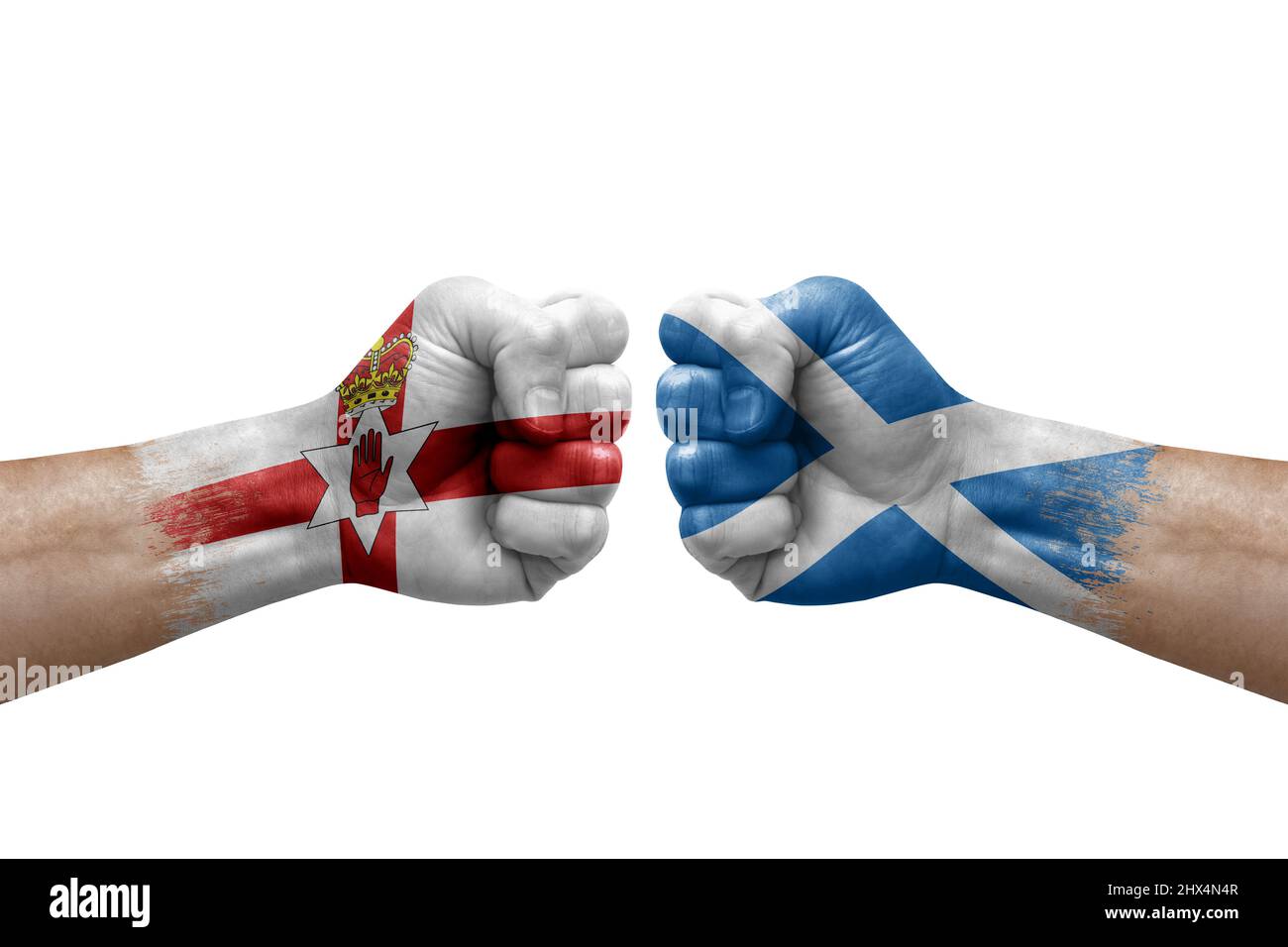 Due mani si pugno l'una all'altra su sfondo bianco. Le bandiere di paese dipinse i pugni, il concetto di crisi di conflitto fra l'irlanda del Nord e la scozia Foto Stock