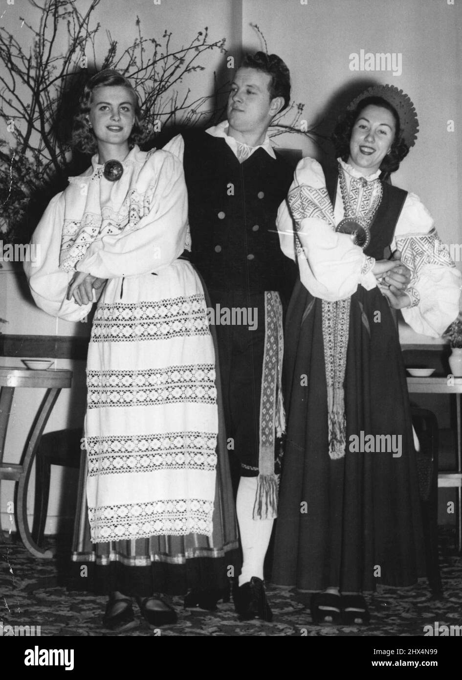 I giovani estoni, Mal Eljas, Walter Yongats e Astrid Veldt, praticano la loro danza nazionale nel foyer. Ottobre 1, 1951. Foto Stock