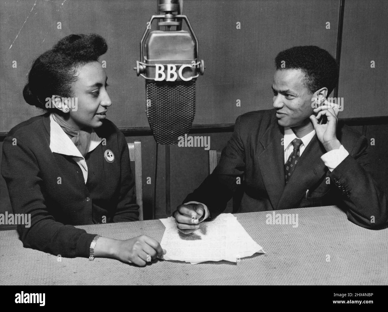 Nello studio della BBC ci sono Miss Amsale-Mariam Tadesse e Worku Habte-World. La prima trasmissione della British Broadcasting Corporation ad Amharic è stata fatta recentemente quando Miss Amsale - Mariam Tadesse, un giovane studente etiope alla London University, ha trasmesso un rapporto sulla visita di Stato di tre giorni dell'imperatore a Londra. Gennaio 01, 1954. Foto Stock