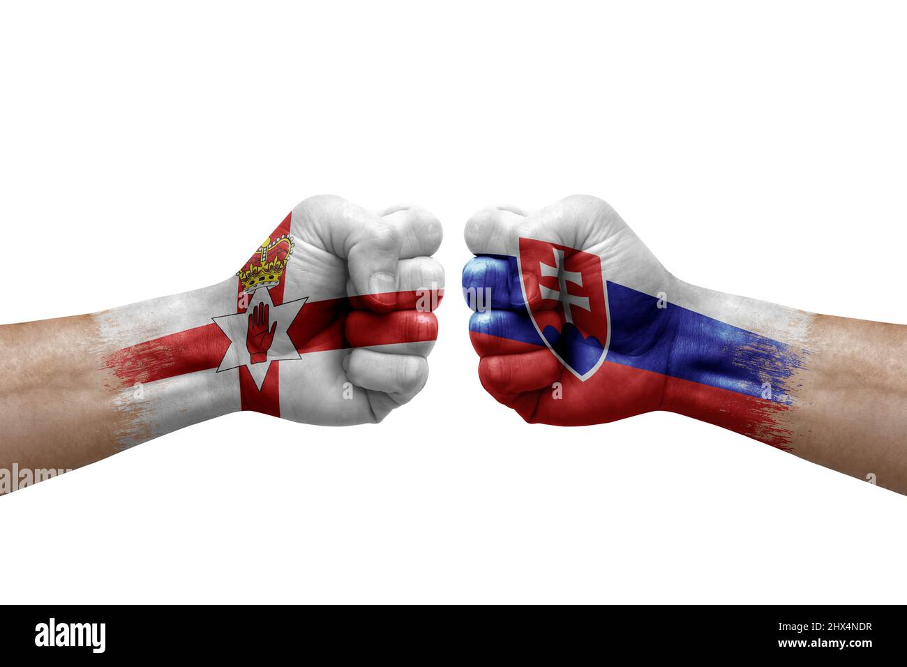 Due mani si pugno l'una all'altra su sfondo bianco. Bandiere di paese dipinte pugni, conflitto concetto di crisi tra l'irlanda del Nord e la slovacchia Foto Stock