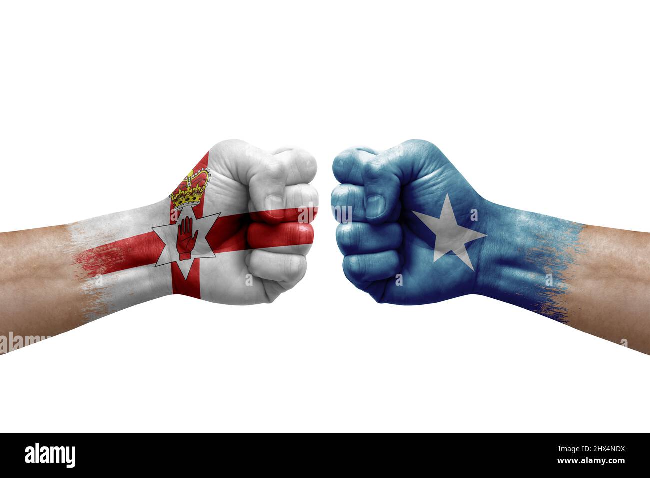 Due mani si pugno l'una all'altra su sfondo bianco. Le bandiere di paese hanno dipinto i pugni, concetto di crisi di conflitto tra l'irlanda del Nord e la somalia Foto Stock