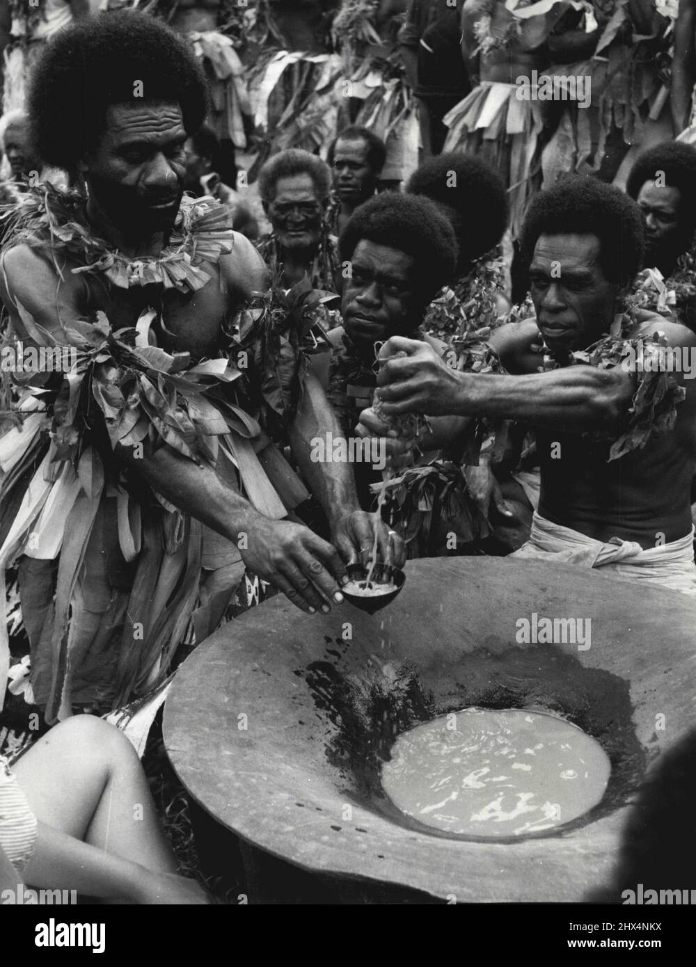 Seduti in un semicerchio di fronte ai membri dell'unità 'la Laguna Blu', i nativi di Tamasua si preparano per una festa in onore del compleanno di Jean Simmons 19th preparando una bevanda radice nativa - 'Kava', che è per i Fijiani che cosa il tè è per gli inglesi. 'The Blue Lagoon' è un'immagine individuale in Technicolor, adattata dal romanzo dello stesso nome di Hyde Vere Stacpoole. Prodotto da Frank Launder e Sidney Gilliat, diretto da Frank Launder. E 'co-stelle Jean Simmons e nuovo arrivato allo schermo Donald Houston. Dicembre 14, 1951. (Foto di J. Arthur Rank Organisation Ltd) Foto Stock