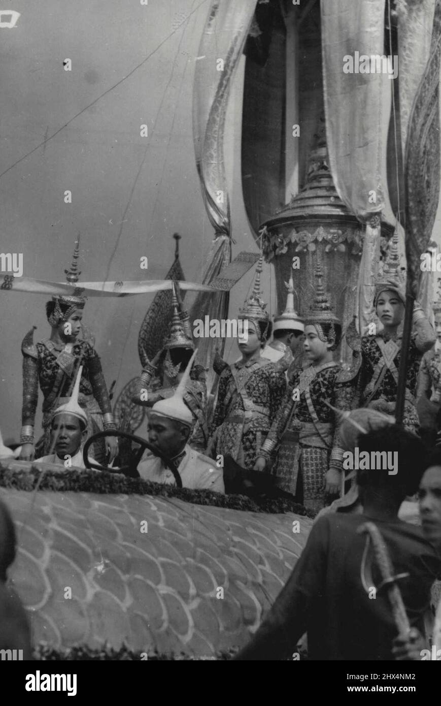 Royal Cambodian Funeral -- circondato buy Court Signore, il meraviglioso palanquin, montato su un motocar, porta i resti del re Sisovas Monivon, ex governatore della terra, al suo posto di riposo finale. Settembre 05, 1941. (Foto del Domei News Photos Service). Foto Stock