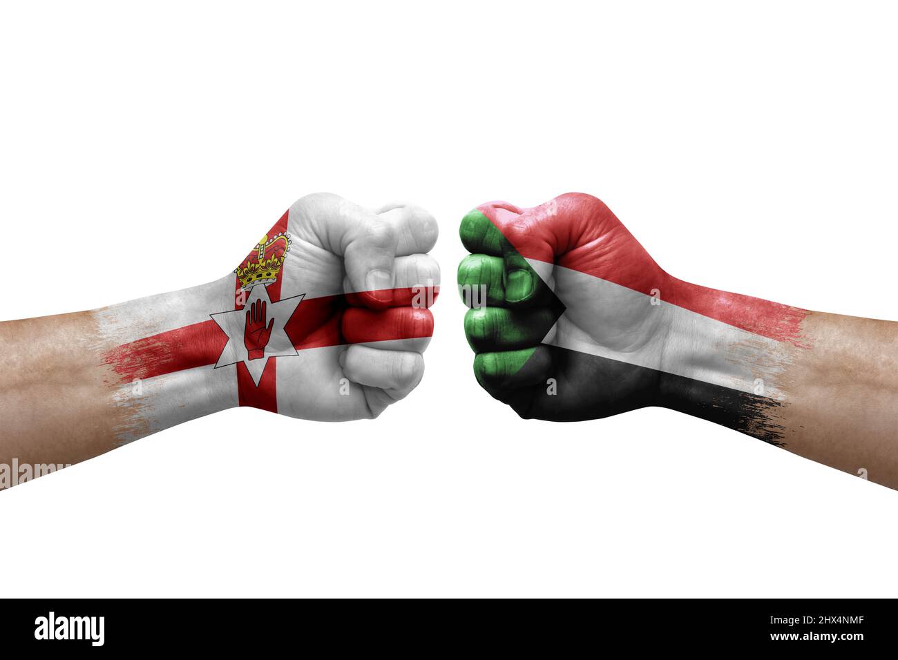 Due mani si pugno l'una all'altra su sfondo bianco. Le bandiere di paese dipinse i pugni, il concetto di crisi di conflitto fra l'irlanda del Nord ed il sudan Foto Stock