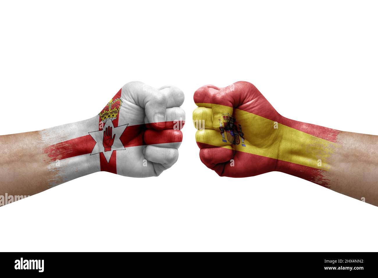 Due mani si pugno l'una all'altra su sfondo bianco. Bandiere di paese dipinte pugni, conflitto concetto di crisi tra l'irlanda del Nord e la spagna Foto Stock