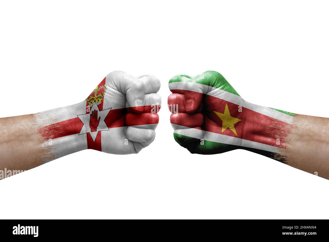 Due mani si pugno l'una all'altra su sfondo bianco. Le bandiere di paese dipinse i pugni, concetto di crisi di conflitto tra l'irlanda del Nord e il suriname Foto Stock