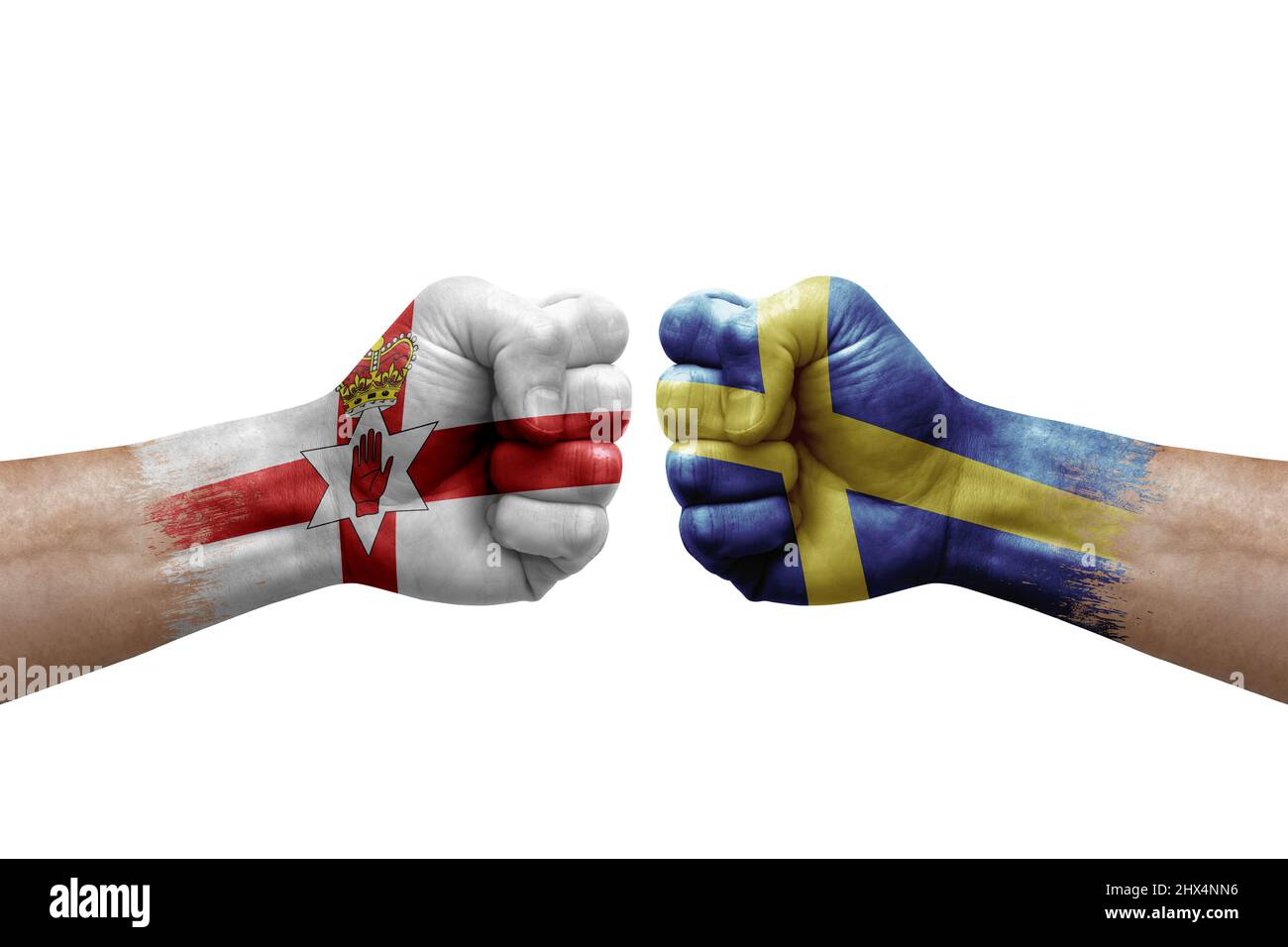 Due mani si pugno l'una all'altra su sfondo bianco. Bandiere di paese dipinte pugni, conflitto concetto di crisi tra l'irlanda del Nord e la svezia Foto Stock