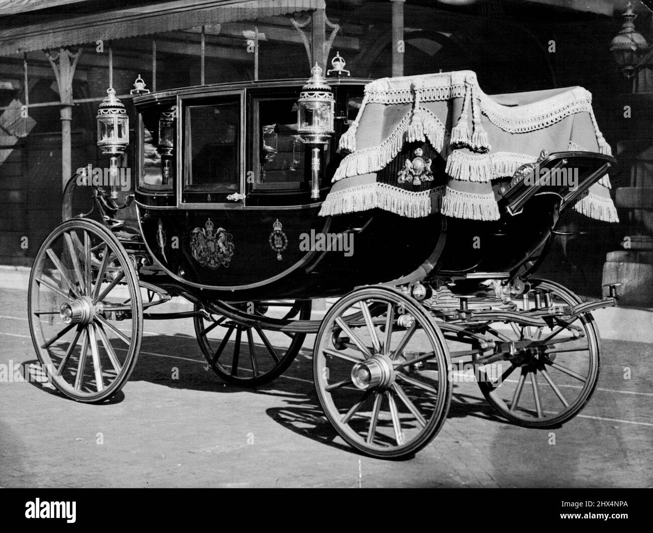 Lucidando in su la vettura di Stato di vetro per il matrimonio reale: La vettura di Stato di vetro oggi alle notizie reali. Il Glass state Coach che porterà la principessa Elizabeth e il Lt. Philip Mountbatton a Buckingham Palace dopo il matrimonio all'Abbazia di Westminster è stato lucidato e preparato per la grande occasione. Allenatore reale. Solo giri reali in questo pullman di Stato in vetro blu e oro, disegnato dai grigi di Windsor. La principessa andò all'Abbazia in essa ritornò a Buckingham Palace con suo marito. Ottobre 09, 1947. Foto Stock