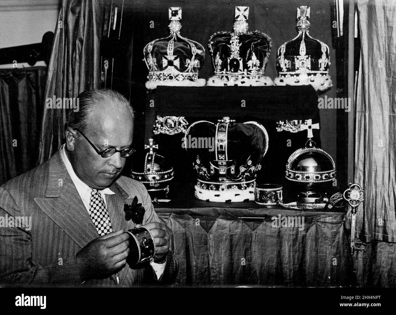 Crown Jewels in Replica: MR. Max Berman con alcune delle repliche di corone di monarchie europee che ha raccolto per quarant'anni, un hobby che gli ha costato circa £ 30.000. Agosto 01, 1936. (Foto di Universal). Foto Stock