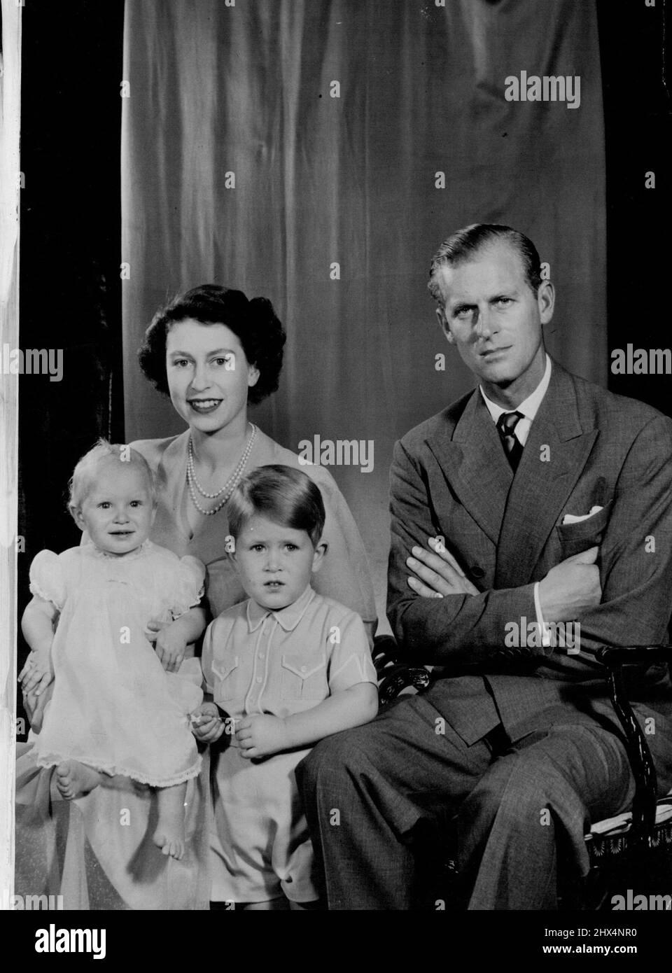 Royal Family GroupQuesta fotografia delle loro duchesse reali la principessa Elisabetta, la duchessa di Edimburgo e la ***** Con i loro figli il principe Carlo e la principessa Anna l'ultimo ritratto di famiglia da prendere prima del loro reale ***** Tour del Canada le loro Highness reali ***** Di Francia e sono previsti per arrivare in Québec su ***** Durante il loro tour del Canada, visiteranno ***** che includerà, ***** Toronto, Winnipeg ***** E Montreal. Inoltre visiteranno Washington, D.C. negli Stati Uniti d'America. Settembre 26, 1951. (Foto di Central Press of Information, Londra Foto Stock