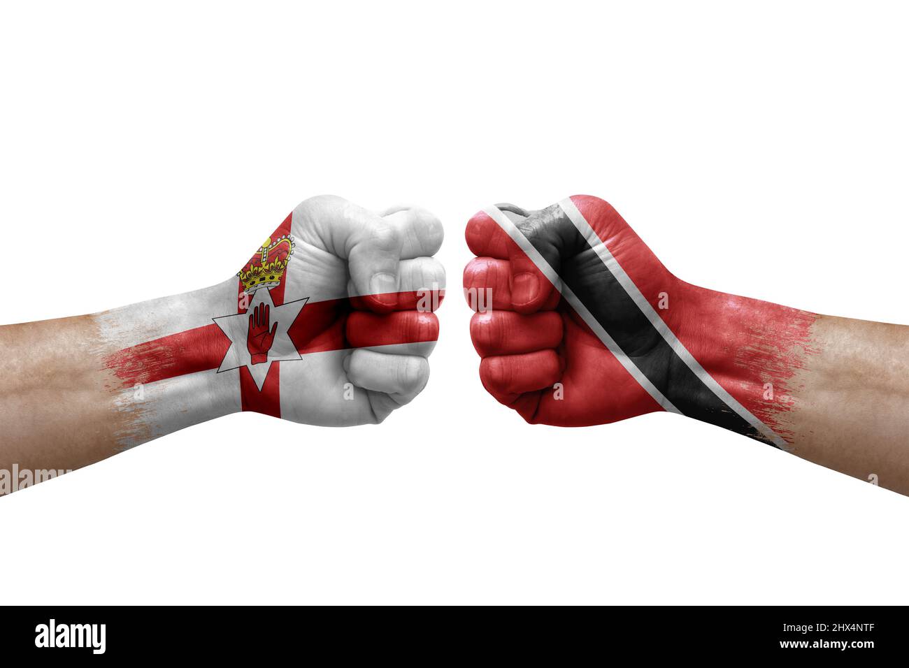 Due mani si pugno l'una all'altra su sfondo bianco. Le bandiere di paese dipinse i pugni, il concetto di crisi di conflitto tra l'irlanda del Nord e tobago Foto Stock