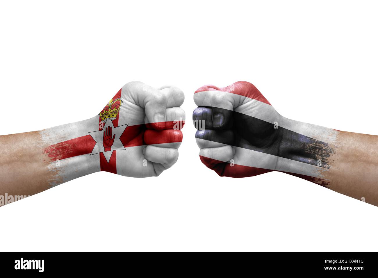 Due mani si pugno l'una all'altra su sfondo bianco. Bandiere di paese dipinte pugni, conflitto concetto di crisi tra l'irlanda del Nord e la thailandia Foto Stock