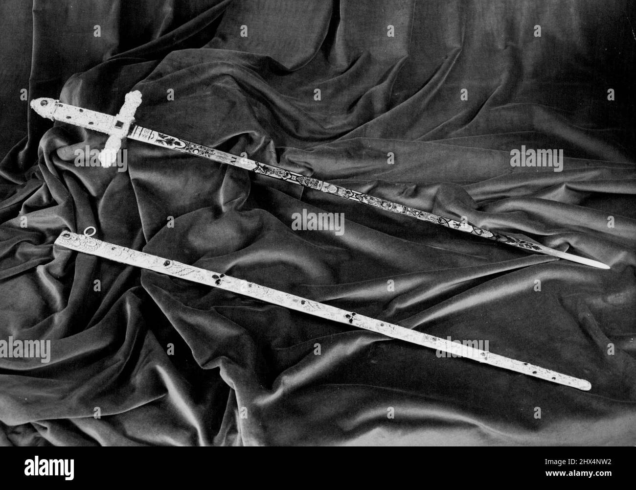 La spada di Stato Jeweled -- la spada Jeweled è la spada più bella e preziosa del mondo, fatta di acciaio Damasco. Il suo scabbardo, costellato di zaffiri, rubini, diamanti e altre pietre preziose. Fu fatta per l'Incoronazione di Giorgio IV ed è la spada che il Sovrano all'Incoronazione consegna all'Arcivescovo di Canterbury, simboleggiando che la spada è posta al servizio della Chiesa. Viene portato in processione all'Coronazione, quando sostituisce la spada di Stato. Dicembre 03, 1952. Foto Stock