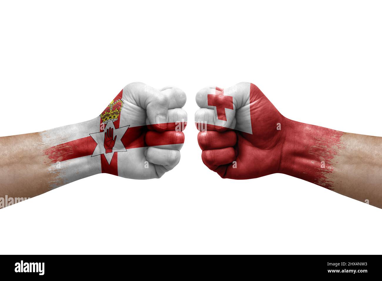 Due mani si pugno l'una all'altra su sfondo bianco. Le bandiere di paese dipinse i pugni, concetto di crisi di conflitto tra l'irlanda del Nord e tonga Foto Stock