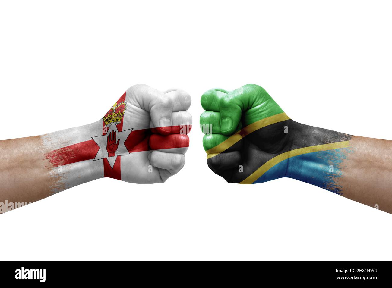 Due mani si pugno l'una all'altra su sfondo bianco. Le bandiere di paese dipinse i pugni, il concetto di crisi di conflitto fra l'irlanda del Nord e la tanzania Foto Stock