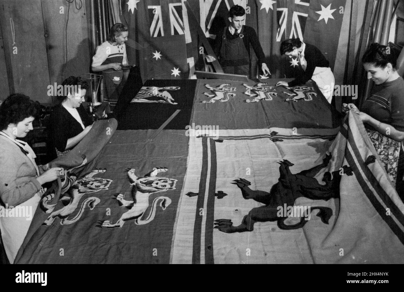 Per la visita reale - i creatori di questo standard reale dicono che è il più grande made in Melbourne - 18 piedi per 9 piedi La scena di oggi mostra lavoratori che cuciscono la bandiera quasi completato. Settembre 25, 1951. Foto Stock