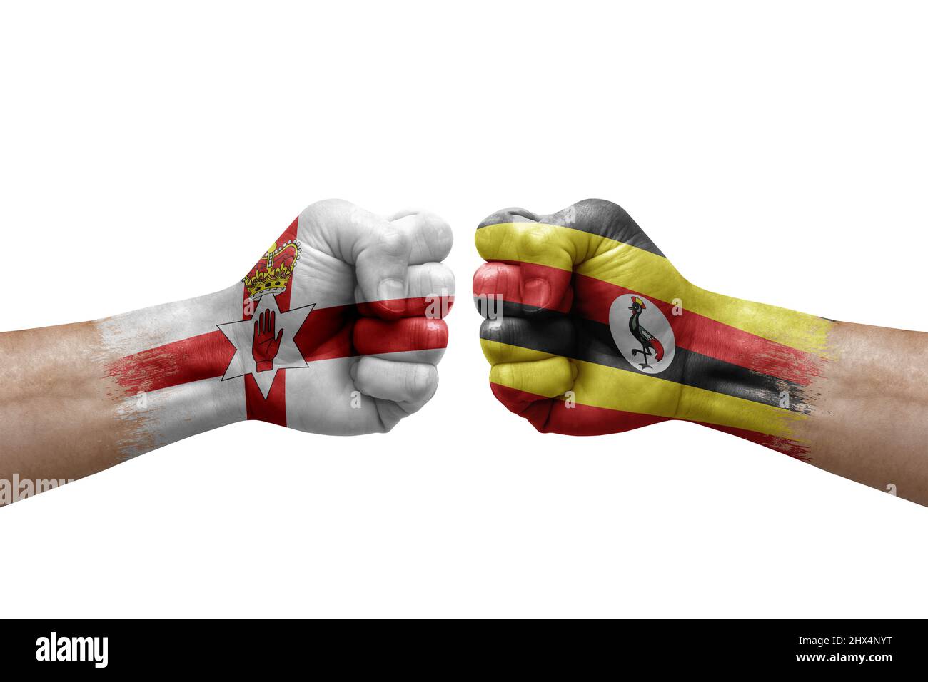 Due mani si pugno l'una all'altra su sfondo bianco. Le bandiere di paese hanno dipinto i pugni, concetto di crisi di conflitto tra l'irlanda del Nord e l'uganda Foto Stock