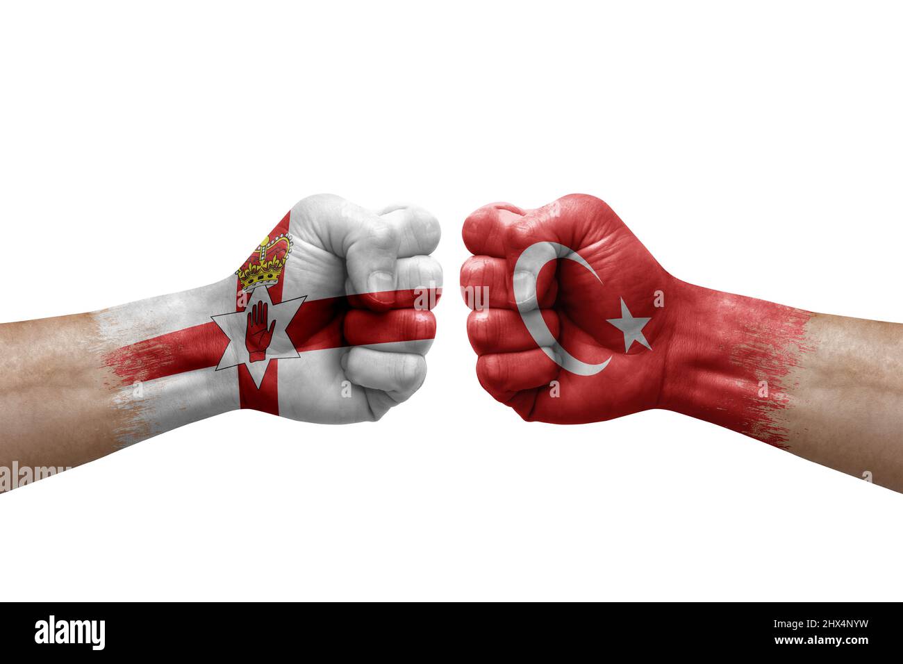 Due mani si pugno l'una all'altra su sfondo bianco. Le bandiere di paese dipinse i pugni, il concetto di crisi di conflitto fra l'irlanda del Nord e la turchia Foto Stock