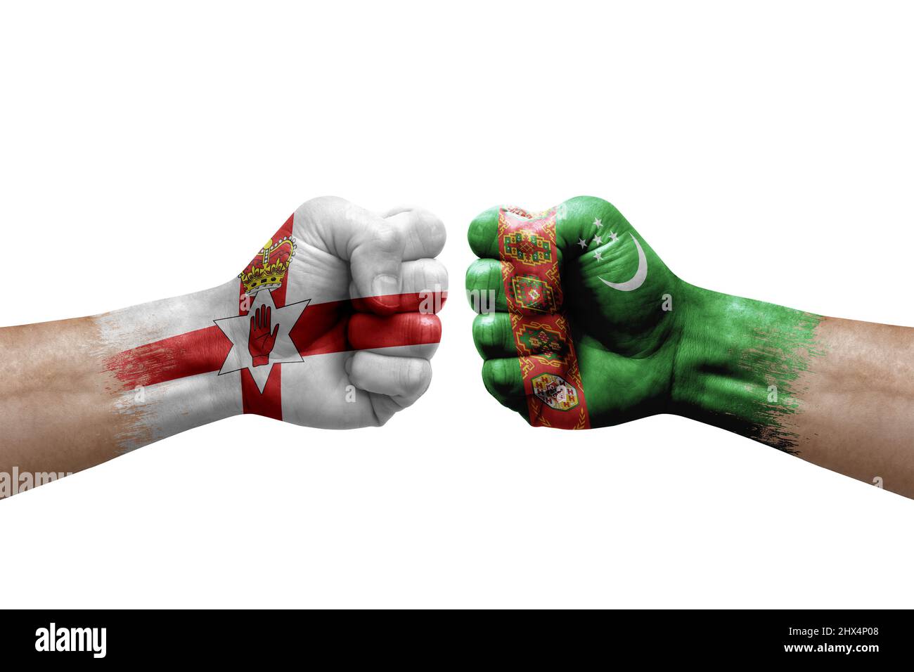 Due mani si pugno l'una all'altra su sfondo bianco. Bandiere di paese dipinte pugni, conflitto concetto di crisi tra l'irlanda del Nord e turkmenistan Foto Stock