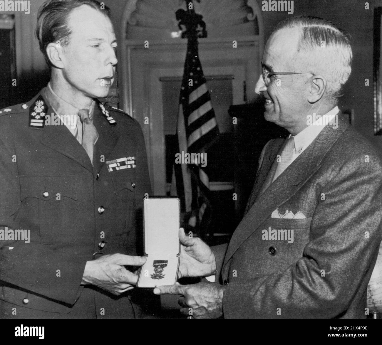 Prince presenta Medal - il Principe Carlo (a sinistra) del Belgio presenta oggi al Presidente Truman una Croix De Guerre belga per l'ignoto soldato statunitense della seconda Guerra Mondiale. Il premio è stato fatto con la stipula che l'onore essere pagato al sconosciuto uomo di servizio degli Stati Uniti il cui corpo è riportato da un campo di battaglia straniero e consacrato in questo Paese. La presentazione è stata effettuata presso l'ufficio del Presidente della Casa Bianca. Aprile 7, 1948. (Foto di AP Wirephoto). Foto Stock