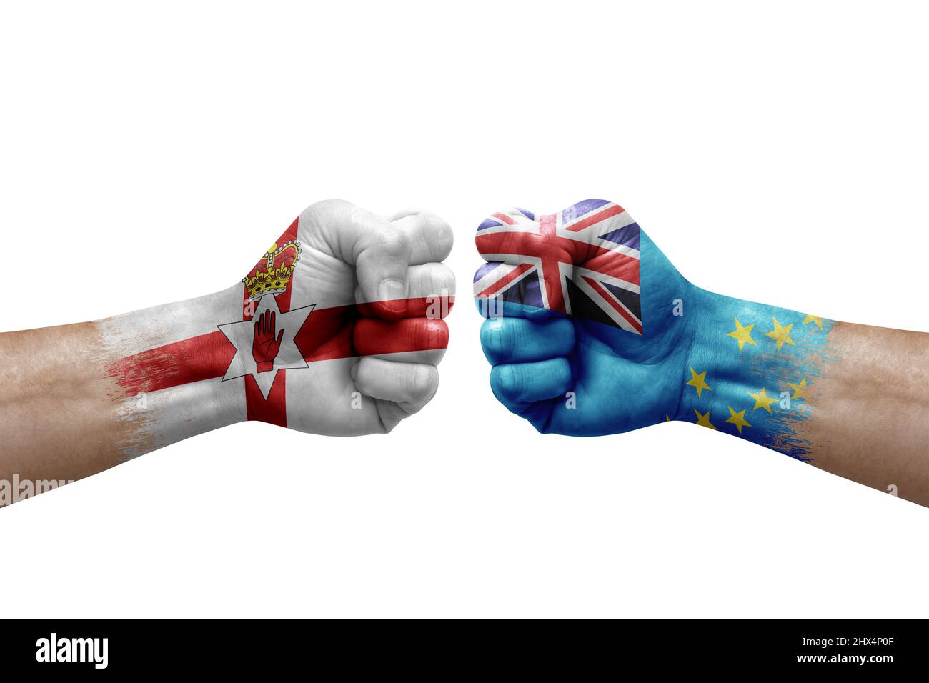Due mani si pugno l'una all'altra su sfondo bianco. Bandiere di paese dipinte pugni, conflitto concetto di crisi tra l'irlanda del Nord e tuvalu Foto Stock