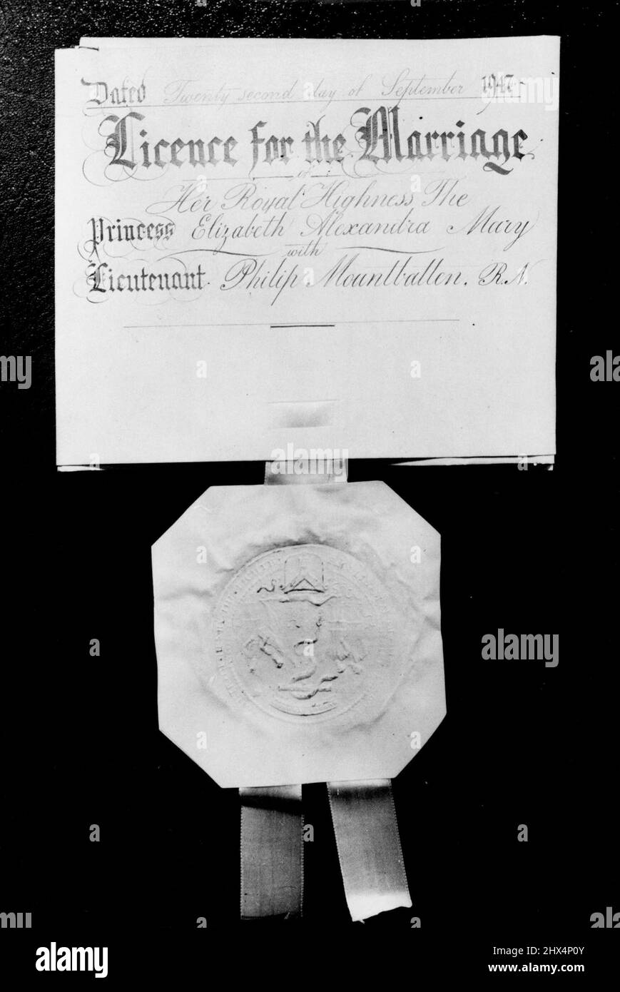 La licenza reale di cerimonia nuziale - la licenza speciale reale per il matrimonio della principessa Elizabeth a Lieut. Philip Mountbatten, R.N. La licenza Speciale reale per le nozze di S.R.H. , Principessa Elisabetta e Lt. Philip Mountbatten; R.N., il 20th novembre è stata rilasciata dal funzionario di Facoltà dell'Arcivescovo di Canterbury. La scritta sulla licenza, che è un pezzo di vellum 26½ pollici da 22, è in vecchia mano avvincente fatto da MR. Henry J. Fisher, di Kensal Rise; N.W. Allegato alla licenza è un grande sigillo della Corte delle Facoltà attaccato da un nastro bianco satinato. Settembre 23, 1947. Foto Stock