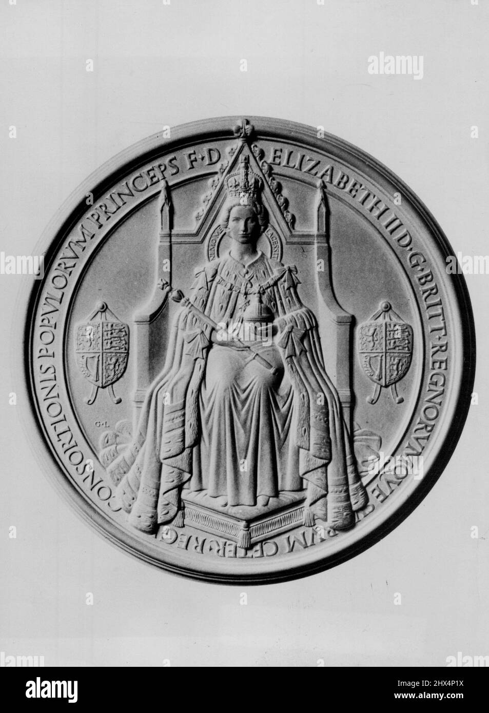 Il nuovo Grande Sigillo della Scozia - la Regina oggi (Giovedi) ha approvato il Grande Sigillo della Scozia ridisegnato in una riunione del Consiglio Privy tenutasi a Buckingham Palace. Il Sigillo, rinnovato per ogni regno, è stato nominato dal Trattato dell'Unione, 1707, per sostituire il Grande Sigillo pre-Unione. Il lato mostrato qui, disegnato da Gilbert Ledward, Ra, e inciso alla menta reale, mostra la Regina, coronata e con il trono, indossando le sue vesti di Stato e il collare ***** L'Ordine del Thistle e tenendo lui Sciptre e l'Orb. Luglio 15, 1954. Foto Stock