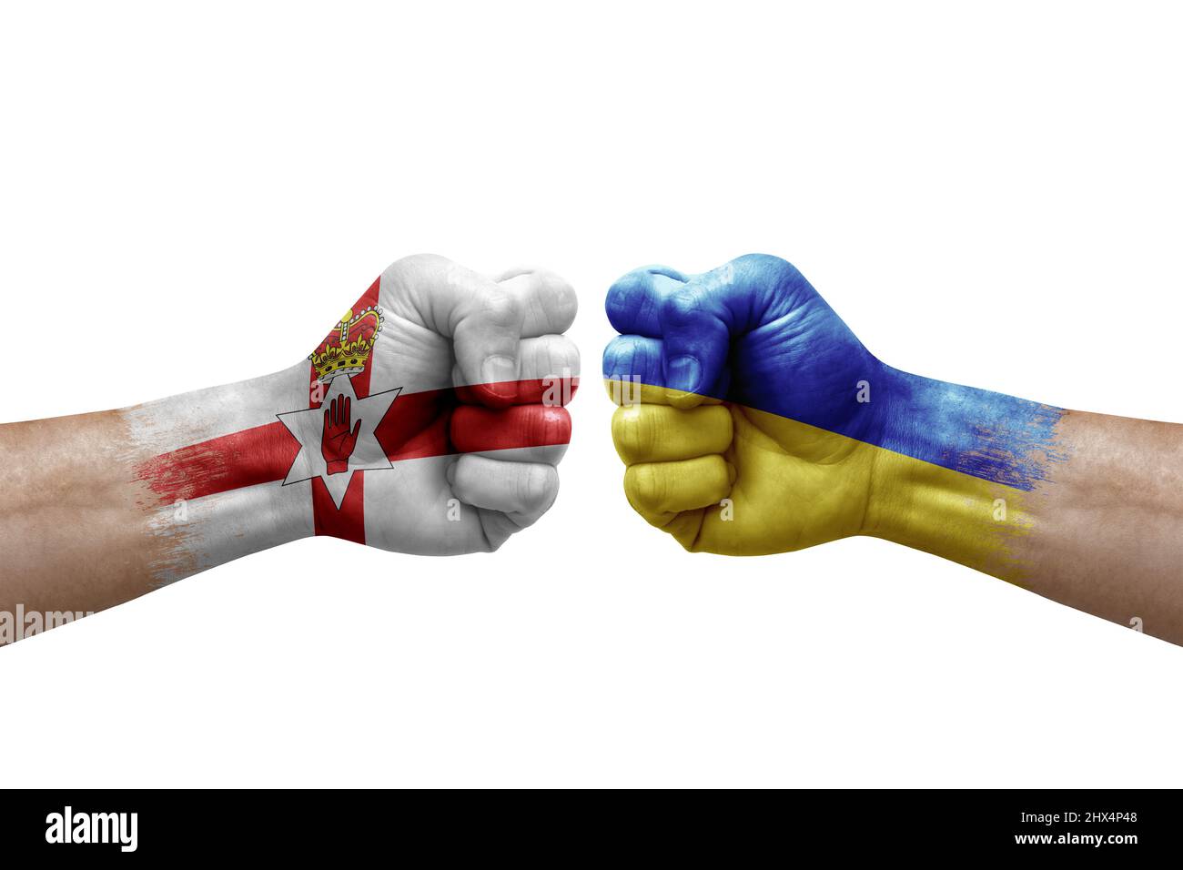 Due mani si pugno l'una all'altra su sfondo bianco. Le bandiere di paese hanno dipinto i pugni, concetto di crisi di conflitto tra l'irlanda del Nord e l'ucraina Foto Stock