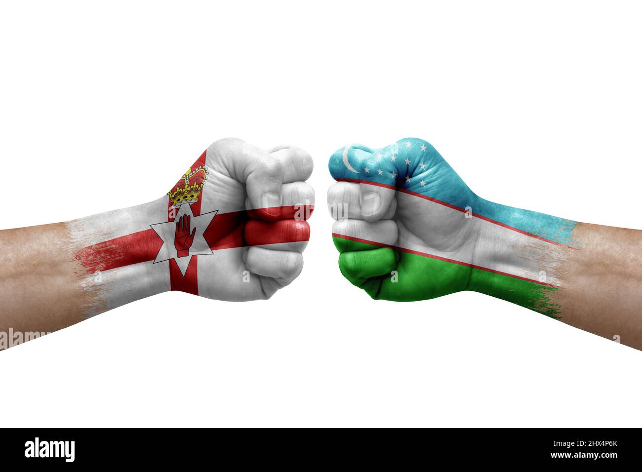 Due mani si pugno l'una all'altra su sfondo bianco. Le bandiere di paese dipinse i pugni, il concetto di crisi di conflitto fra l'irlanda del Nord e l'uzbekistan Foto Stock