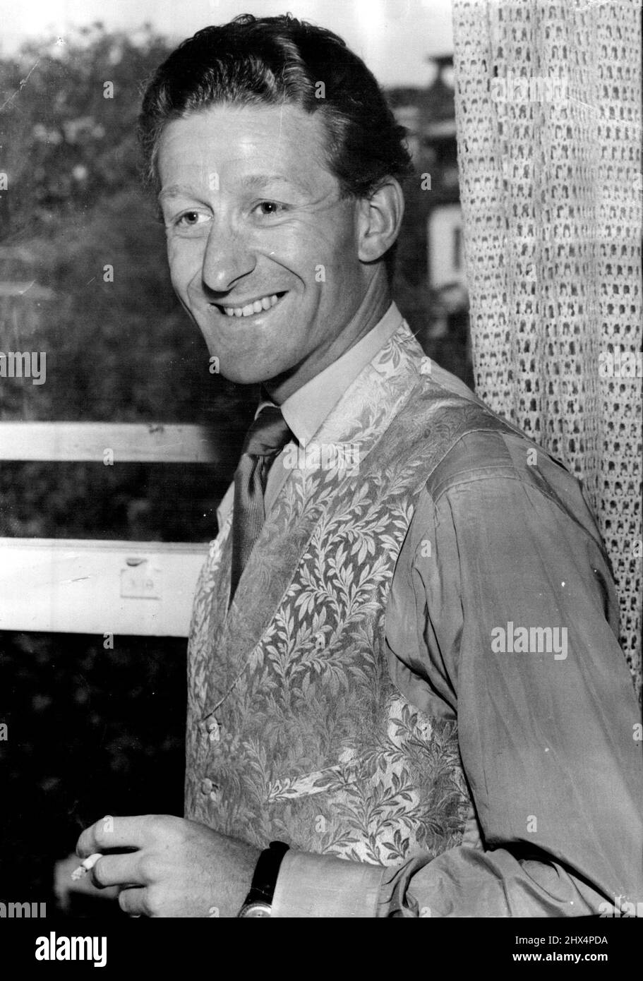 Regency Buck (1951) -- la star del cinema e della scena londinese Jon Pertwee, che è arrivata a Sydney la sua settimana, spera di non aver fatto un grave errore.MR Pertwee ha portato solo 15 della sua famosa collezione di 50 gilet colorati a Sydney, pensa che potrebbe aver bisogno di more.MR Pertwee che apre all'Empire Theatre giovedì prossimo stelle nel programma della BBC Jon Pertwee Goes Round the Bend.When lo abbiamo chiamato il venerdì, stava indossando un abito grigio un gilet rosso borgogna gilet, fatto in 1987.MR Pertwee ha capelli lunghi, ondulati, biondi, afferma di essere 32, è 6ft 3½ in e pesa 13st. Ottobre 04, 1951. Foto Stock