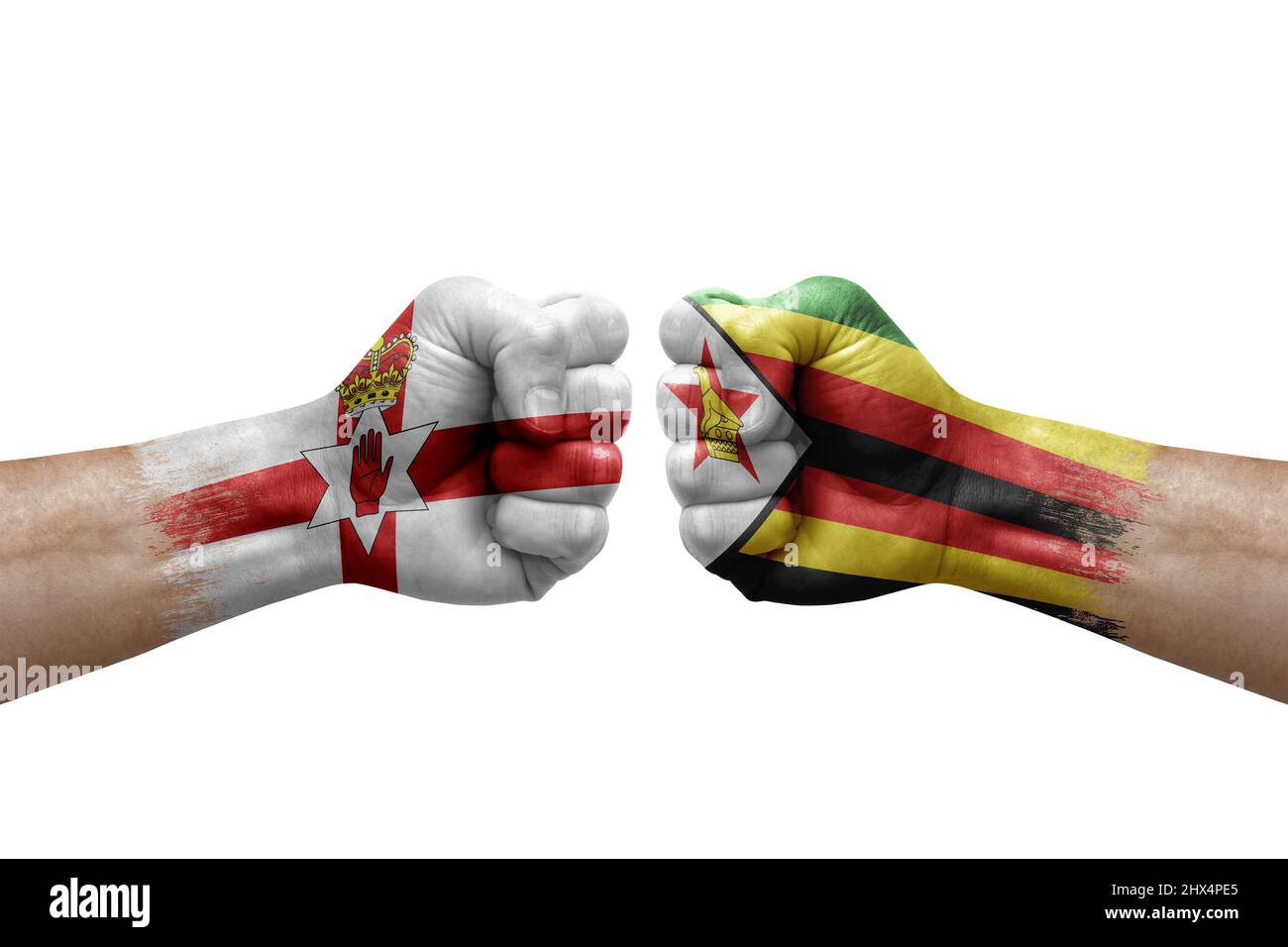Due mani si pugno l'una all'altra su sfondo bianco. Le bandiere di paese hanno dipinto i pugni, concetto di crisi di conflitto tra l'irlanda del Nord e lo zimbabwe Foto Stock