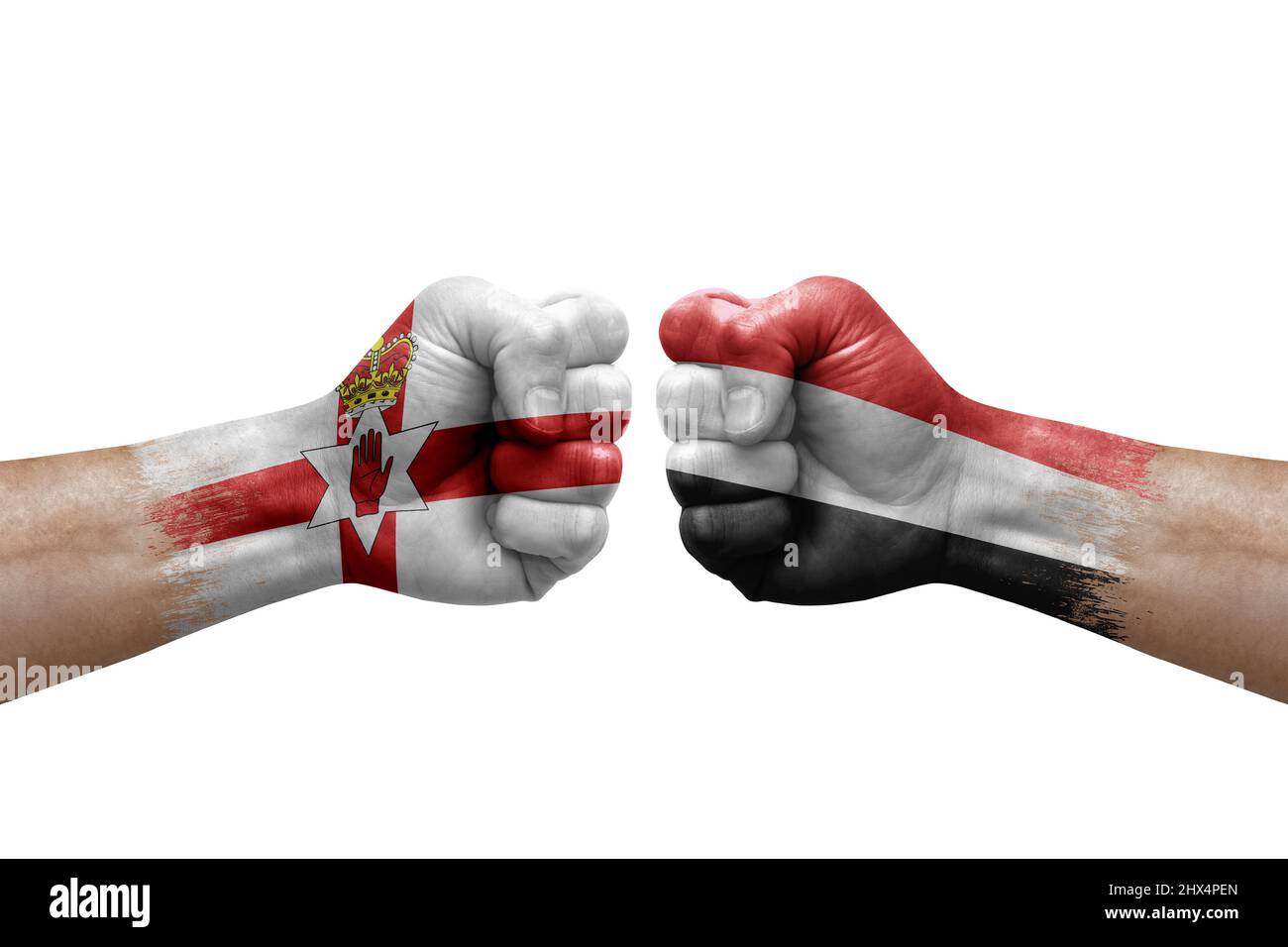 Due mani si pugno l'una all'altra su sfondo bianco. Le bandiere di paese dipinse i pugni, concetto di crisi di conflitto tra l'irlanda del Nord e lo yemen Foto Stock