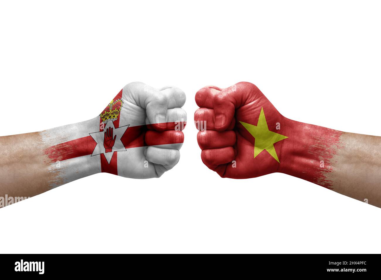 Due mani si pugno l'una all'altra su sfondo bianco. Le bandiere di paese dipinse i pugni, concetto di crisi di conflitto tra l'irlanda del Nord e il vietnam Foto Stock