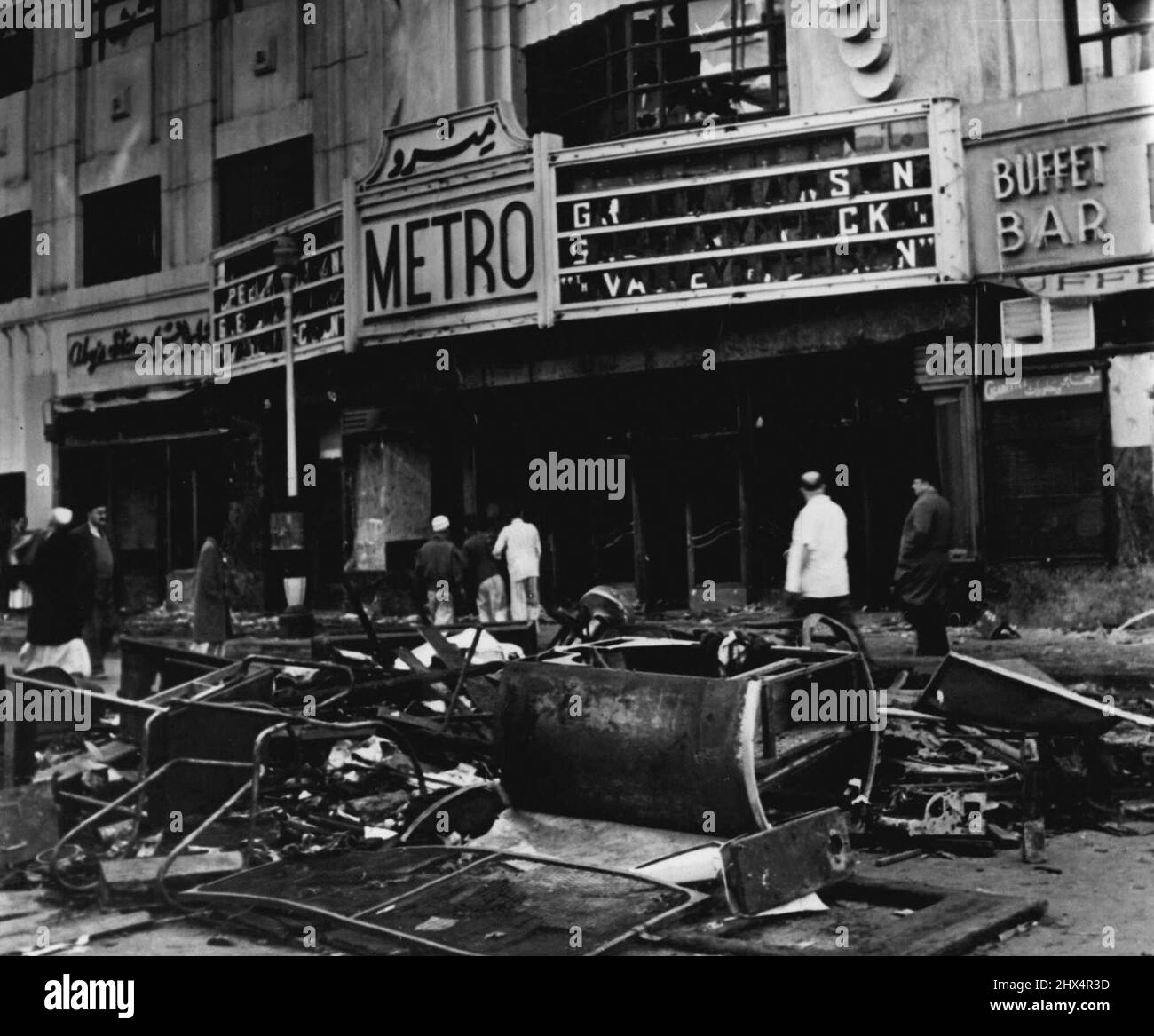 Questo era il Metro Cinema. La proiezione del film è stata "Valle della decisione". La folla frenetica lasciò solo una conchiglia. Febbraio 1, 1952. (Foto di Daily Mirror). Foto Stock