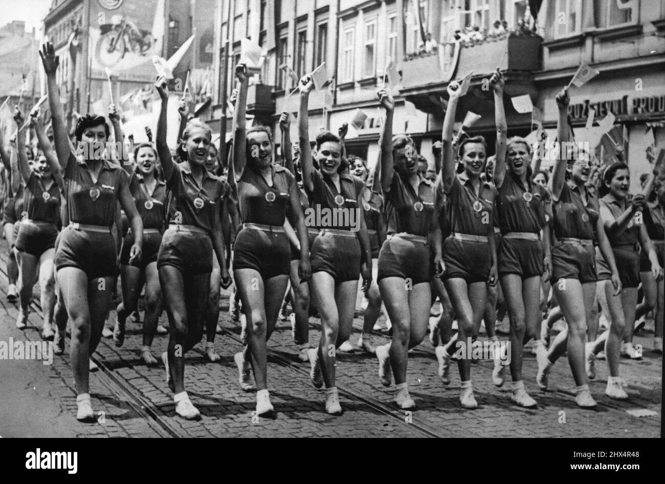 Apertura della Spartakiade Nazionale a Praga - atleti di bambina che marciavano l'enorme processione attraverso le strade di Praga per segnare l'apertura del Festival. Molte migliaia di atleti provenienti da tutte le parti della Cecoslovacchia stanno ora partecipando al primo National Spartakiads aperto nel grande stadio Strahov di Praga. Giugno 29, 1955. (Foto di Sports & General Press Agency Limited). Foto Stock