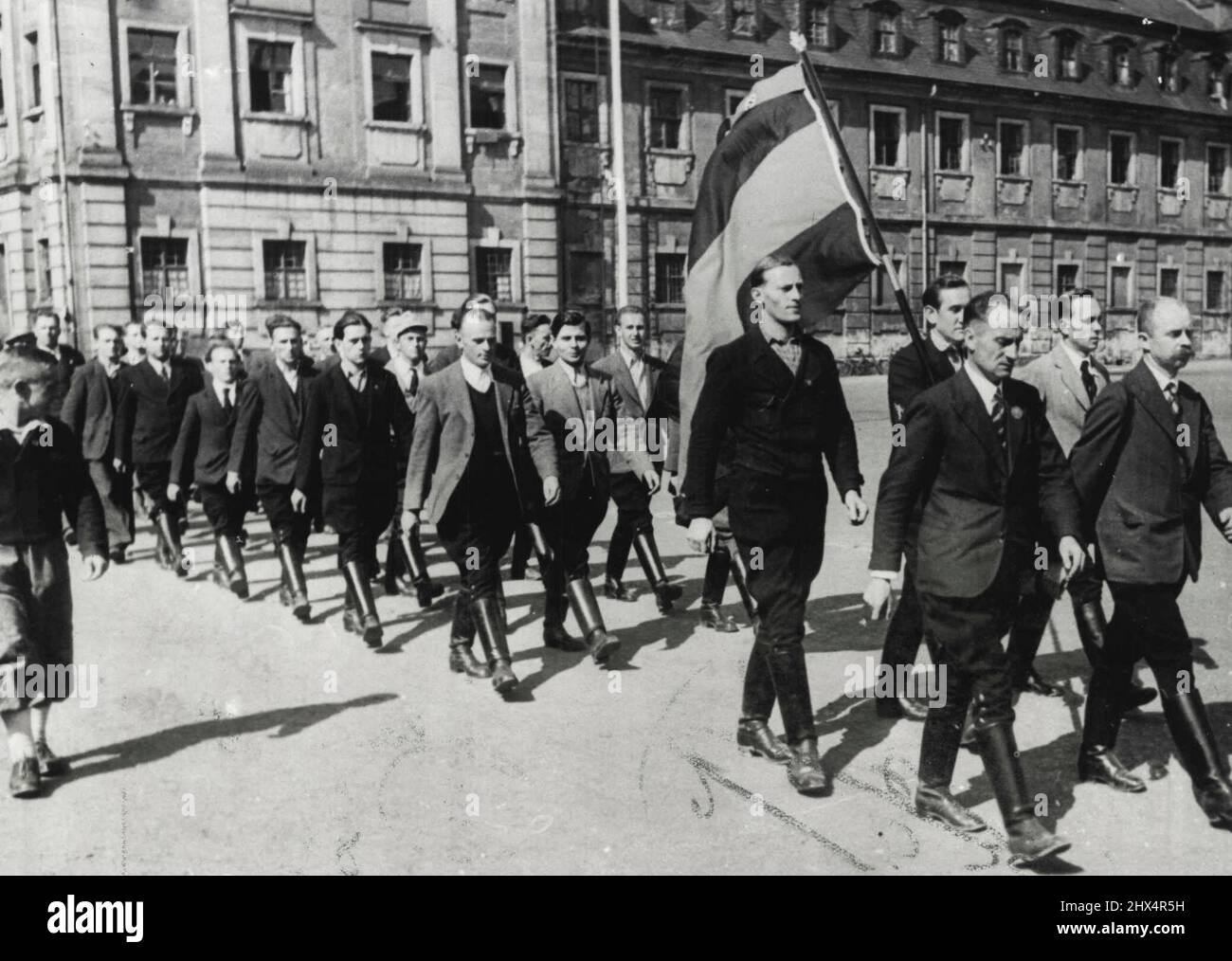 Diretto da blocco rosso - Sudeten rosso - i membri della bandiera tedesca del corpo libero marciarono altri ***** sede centrale. Ottobre 1, 1938. (Foto della stampante associata). Foto Stock