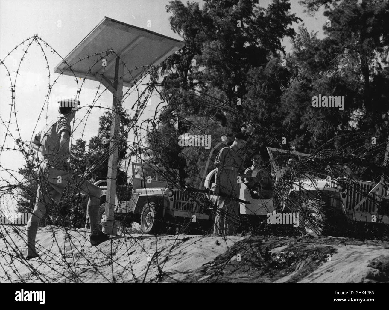 Egiziano Sabres Rattle -- ad un blocco di strada nella zona. Le truppe britanniche persino controllano i documenti dei loro propri uomini su una pattuglia, vicino Ismalia. Gennaio 15, 1954. (Foto di Paul Popper Ltd.) Foto Stock