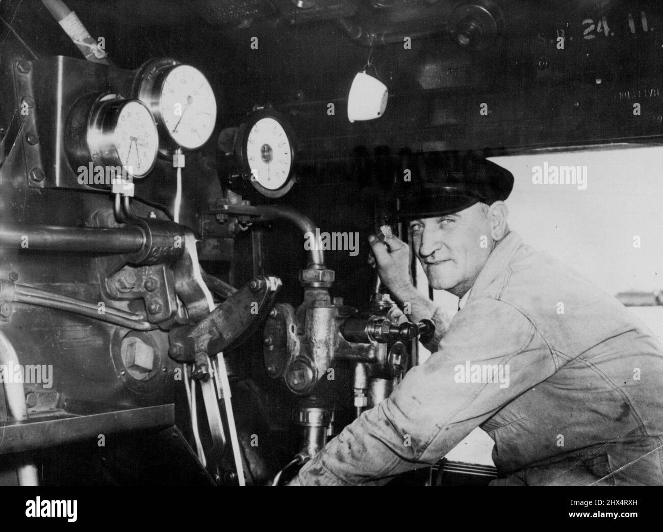 Royal Train driver -- Sig. J.J. Runger visto ai controlli della locomotiva che disegnerà il treno reale bianco scintillante, quando lascia Capetown che porta la famiglia reale nel loro lungo tour del Sudafrica. Ha l'onore di essere selezionato come il primo pilota di molti che saranno impiegati durante il Royal Tour. Febbraio 19, 1947. Foto Stock