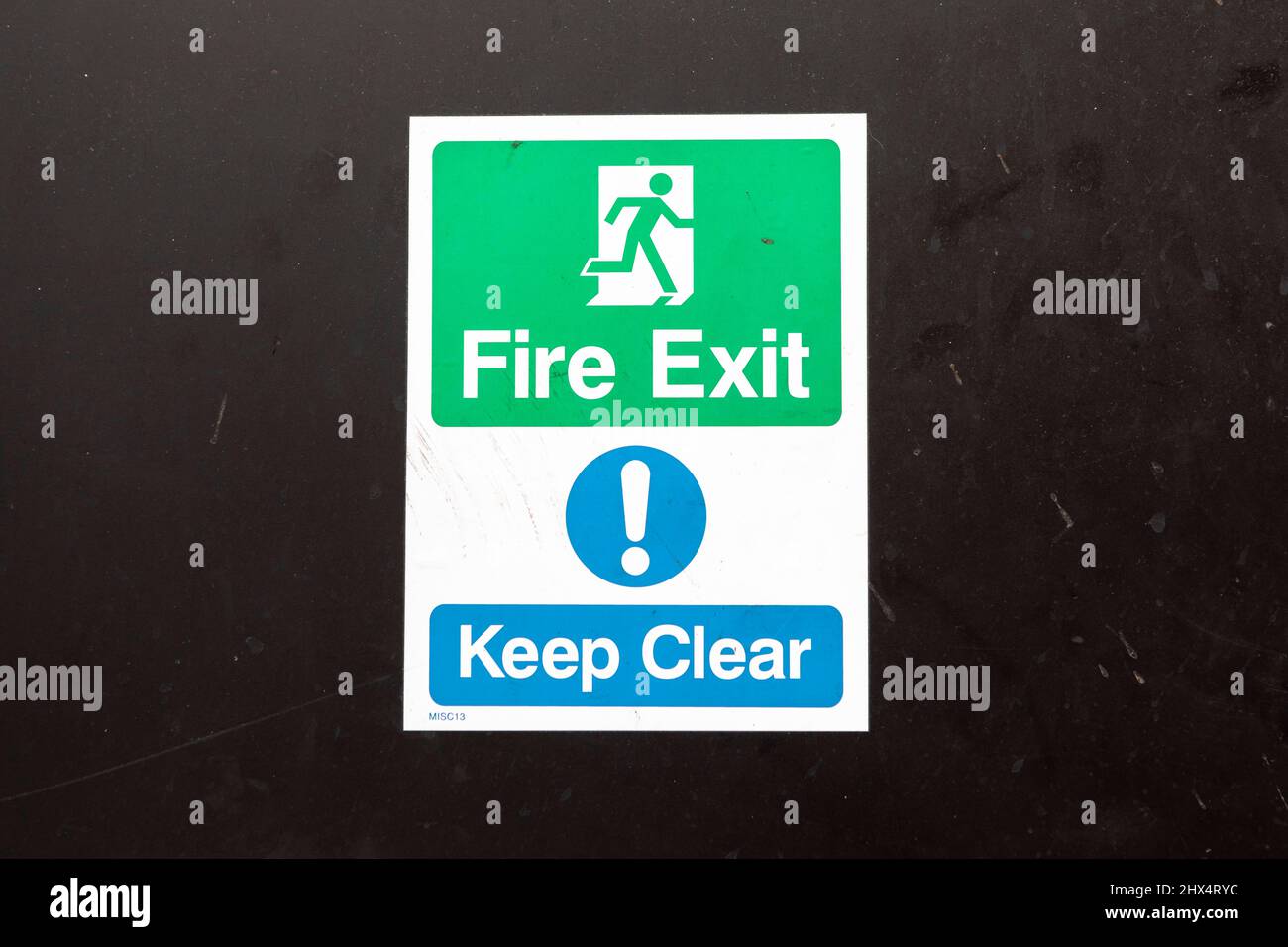 Un'etichetta di uscita antincendio su una porta con la dicitura "uscita antincendio". Keep Clear’, il 7th marzo 2022. © Belinda Jiao jiao.bilin@gmail.com 07598931257 https://www Foto Stock