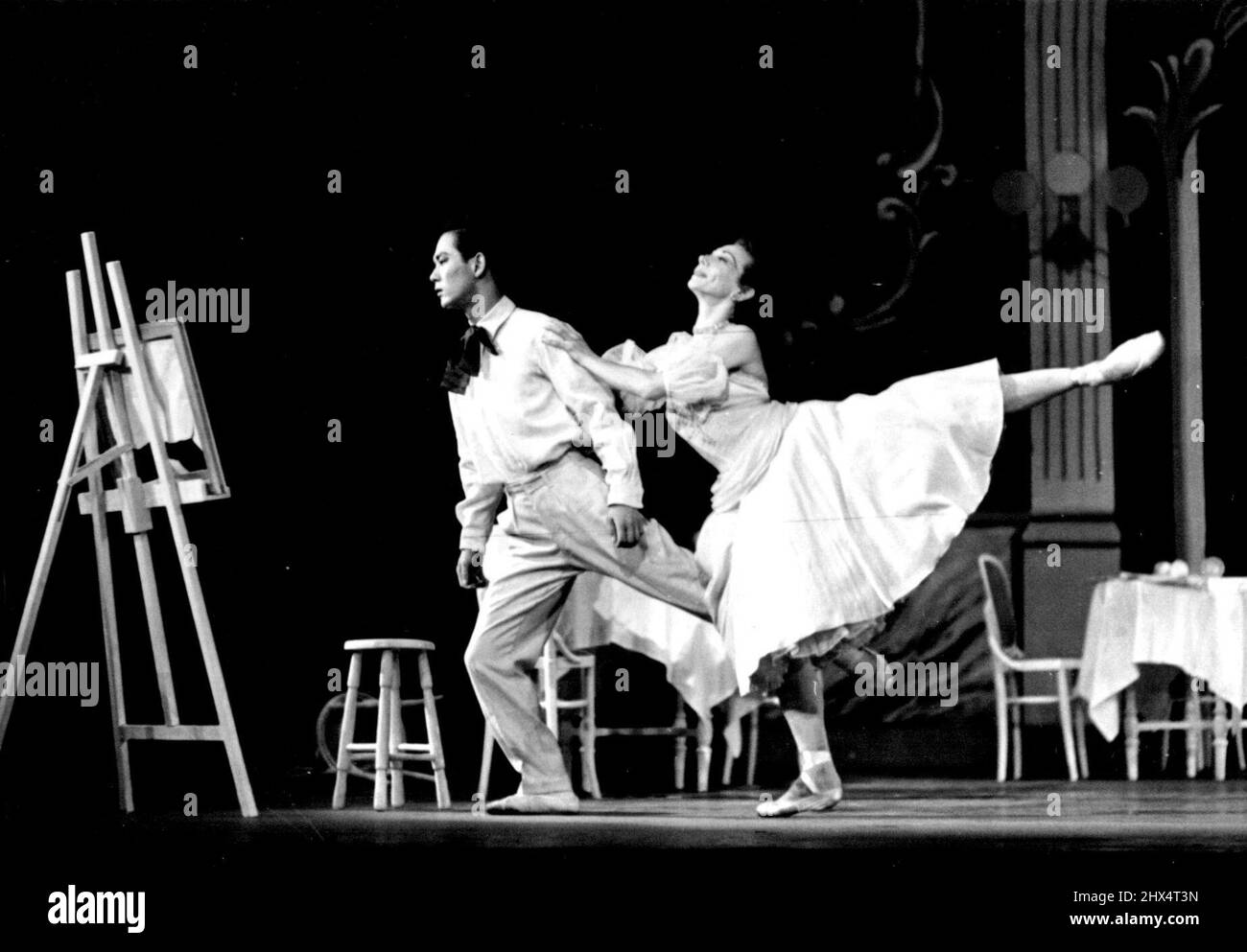 Ballerina americana Nora Kaye ballando nella prima mondiale della ballerina  "Can Can Can Bar" di Anthony Tudor a Tokyo. Novembre 03, 1954 Foto stock -  Alamy