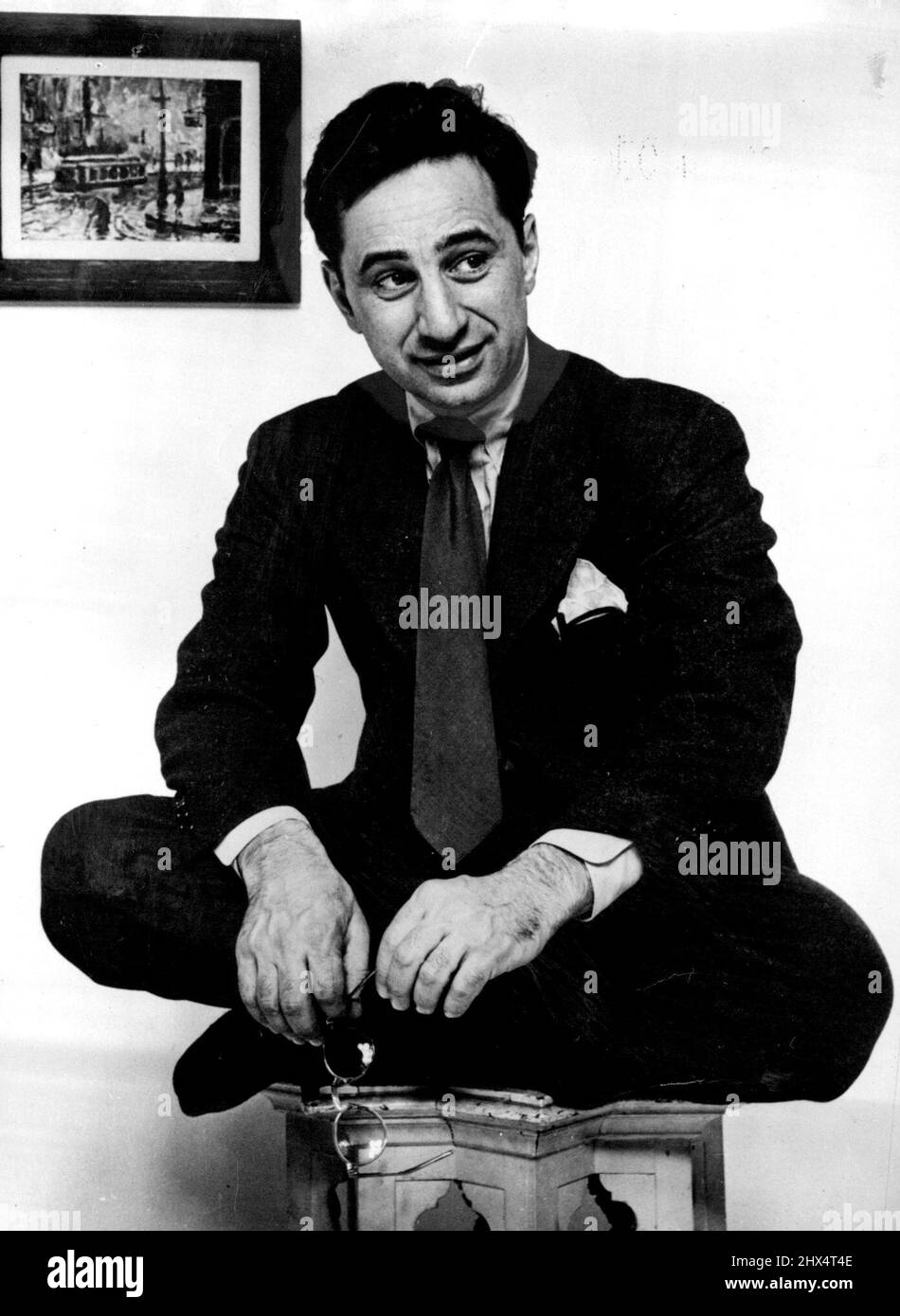 Elia Kazan -- il giovane brillante direttore di scena americano sta portando il drammatico colpo di Broadway 'morte di un venditore' a Londra. Kazan è anche famosa per i film regia, ha vinto l'Academy Award con "Gentlemen's Agreement". Luglio 29, 1953. (Foto con fotocamera premere). Foto Stock